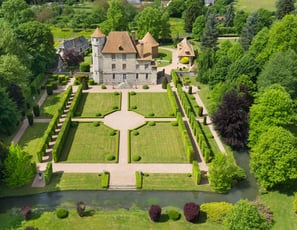 Le Château coté jardin à la française
