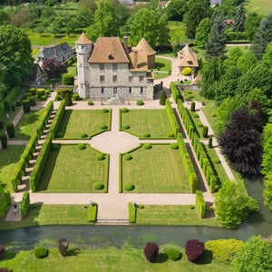 Le Château coté jardin à la française
