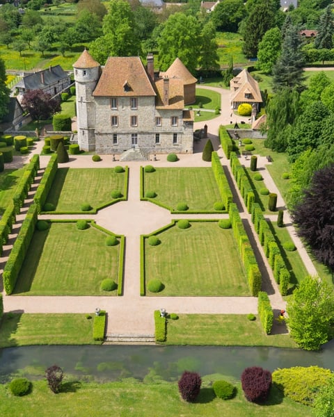 Le Château coté jardin à la française