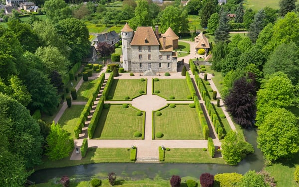 Le Château coté jardin à la française