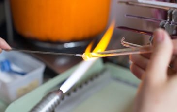 Démonstration verrière : techniques du verre au chalumeau par Lilas Force
